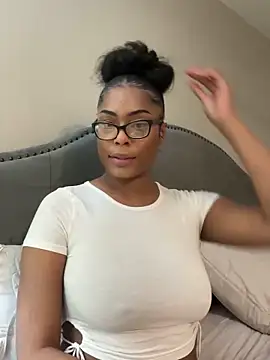 Snapshot of CandyLuxxxx chatting on March 2025 10:32:01 PM CandyLuxxxx online show from March 2025 10:32:01 PM