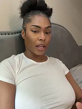 Snapshot of CandyLuxxxx chatting on March 2025 01:37:02 AM CandyLuxxxx online show from March 2025 01:37:02 AM