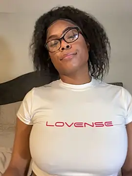 Snapshot of CandyLuxxxx chatting on March 2025 01:21:02 AM CandyLuxxxx online show from March 2025 01:21:02 AM