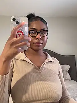 Snapshot of CandyLuxxxx chatting on March 2025 08:32:02 PM CandyLuxxxx online show from March 2025 08:32:02 PM