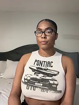 Snapshot of CandyLuxxxx chatting on March 2025 06:57:02 AM CandyLuxxxx online show from March 2025 06:57:02 AM