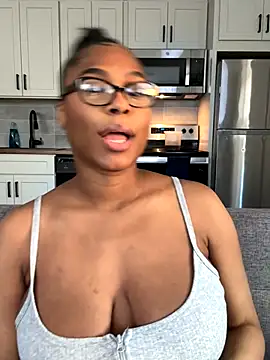 Snapshot of CandyLuxxxx chatting on September 2025 07:37:02 PM CandyLuxxxx online show from September 2025 07:37:02 PM