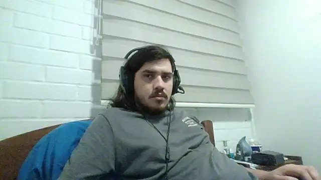 Snapshot of hung_weeb chatting on April 2026 01:15:01 AM hung weeb online show from April 2026 01:15:01 AM