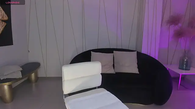 NiaHolland online show from April 2026 04:55:01 PM