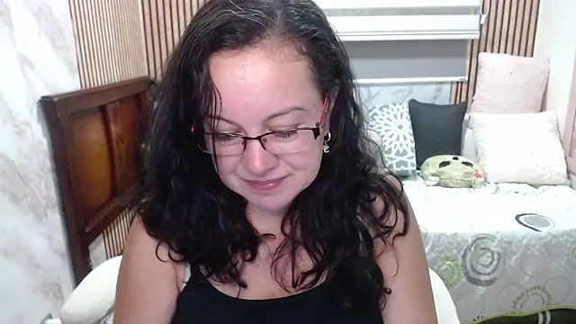 Sonialorens  online show from June 2026 03:55:01 PM