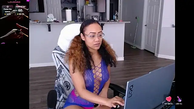 Snapshot of RylHoneyy chatting on June 2026 06:50:01 PM RylHoneyy online show from June 2026 06:50:01 PM