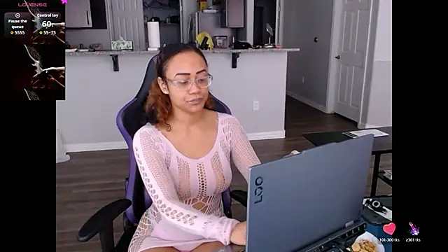 Snapshot of RylHoneyy chatting on July 2026 06:01:02 PM RylHoneyy online show from July 2026 06:01:02 PM