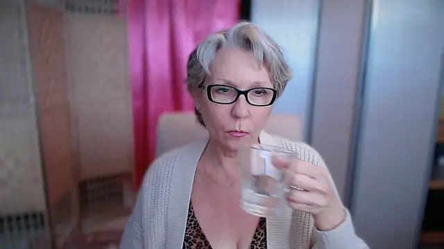 petradaniels online show from December 2025 10:38:01 PM