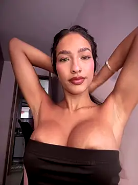 DulceLenns online show from November 2025 07:35:02 PM