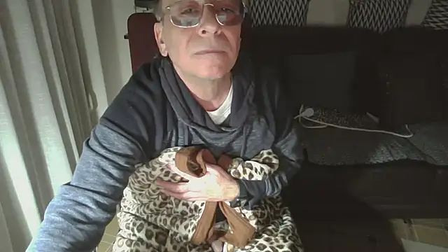 Snapshot of HETEREOMAN chatting on December 2025 04:44:01 PM HETEREOMAN online show from December 2025 04:44:01 PM