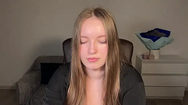 Snapshot of EvaMaddison chatting on April 2026 08:32:01 PM EvaMaddison online show from April 2026 08:32:01 PM