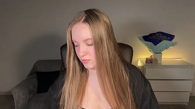 Snapshot of EvaMaddison chatting on April 2026 07:33:02 PM EvaMaddison online show from April 2026 07:33:02 PM