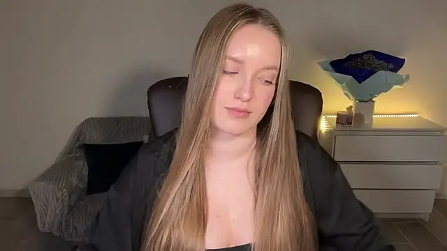 Snapshot of EvaMaddison chatting on April 2026 07:56:02 PM EvaMaddison online show from April 2026 07:56:02 PM