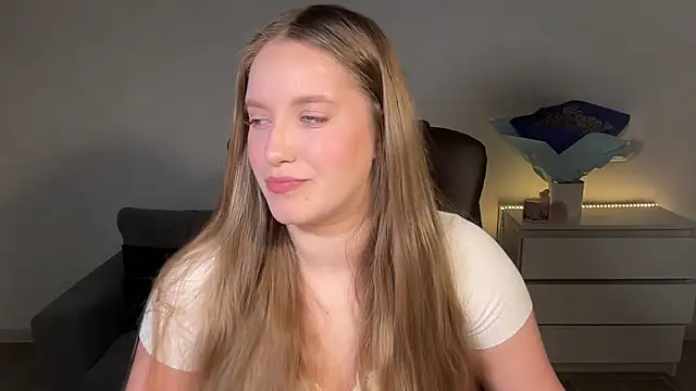 Snapshot of EvaMaddison chatting on June 2026 07:42:01 PM EvaMaddison online show from June 2026 07:42:01 PM