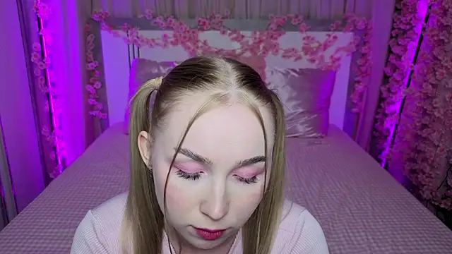 Snapshot of LilyStarlight chatting on June 2026 06:52:02 AM LilyStarlight online show from June 2026 06:52:02 AM