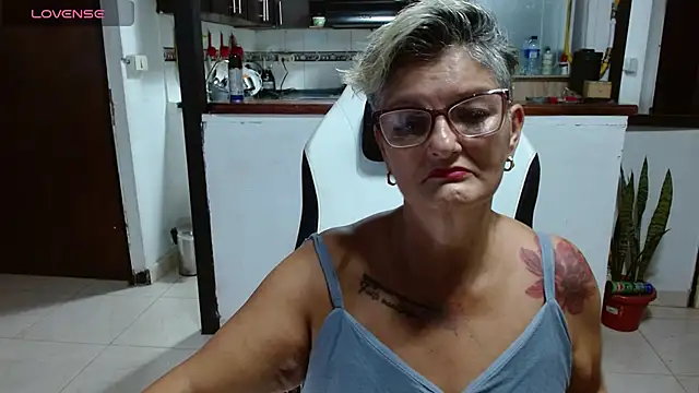 Snapshot of bety-cum2 chatting on June 2026 10:47:02 PM bety-cum2 online show from June 2026 10:47:02 PM