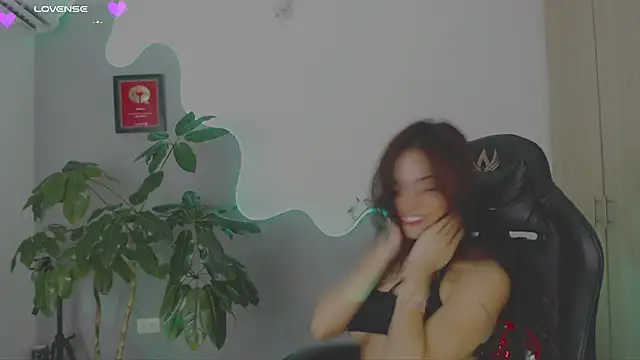Snapshot of LauPolett chatting on June 2026 04:45:01 AM LauPolett online show from June 2026 04:45:01 AM