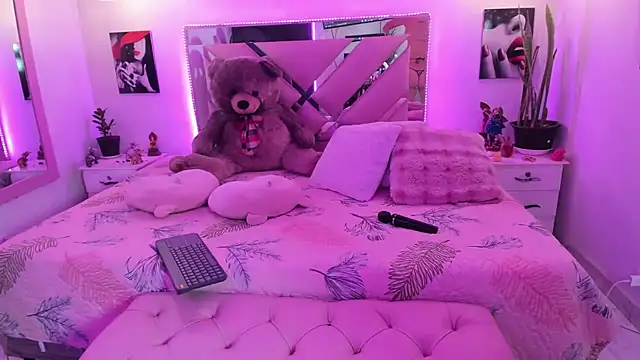 Karly moon online show from June 2026 09:46:01 PM