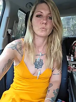 Snapshot of SheIsSomething chatting on July 2026 12:59:02 AM SheIsSomething online show from July 2026 12:59:02 AM