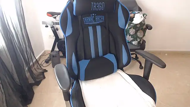 LARACRUZ30 online show from April 2026 02:55:02 PM