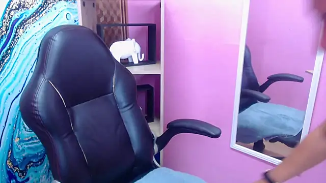 Snapshot of Amy_Ronan chatting on October 2025 04:18:01 PM Amy Ronan online show from October 2025 04:18:01 PM