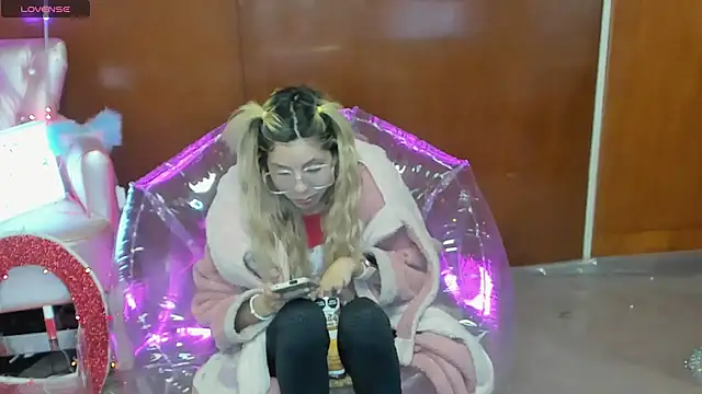 Skinygirl online show from March 2026 11:52:01 PM