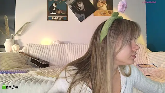 Snapshot of Kylie_Desire chatting on December 2025 04:52:01 AM Kylie Desire online show from December 2025 04:52:01 AM