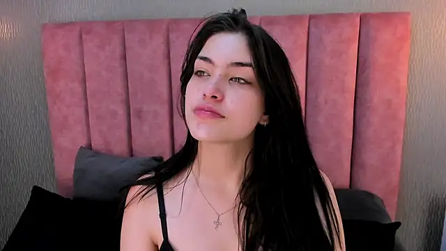 Alexa Thaylor  online show from November 2025 03:01:02 PM