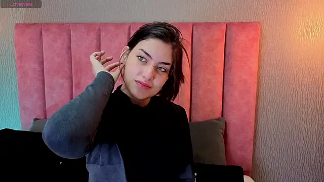 Alexa Thaylor  online show from December 2025 03:06:01 PM