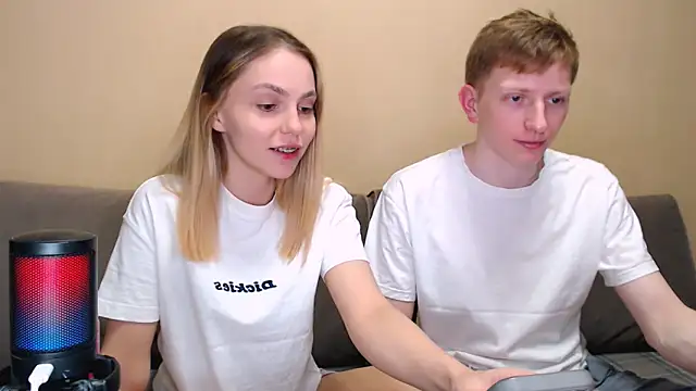 juliaanddima online show from April 2026 10:41:02 PM