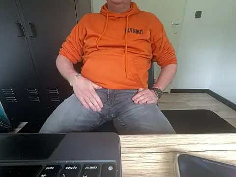 Lovetobenaked4u online show from May 2026 01:50:01 PM