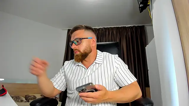 Snapshot of Findom_guy chatting on June 2026 04:29:01 PM Findom guy online show from June 2026 04:29:01 PM