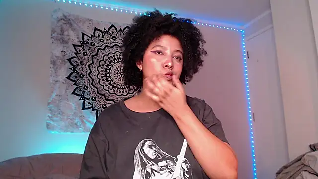 Snapshot of michell_bling1 chatting on December 2024 04:31:02 AM michell bling1 online show from December 2024 04:31:02 AM