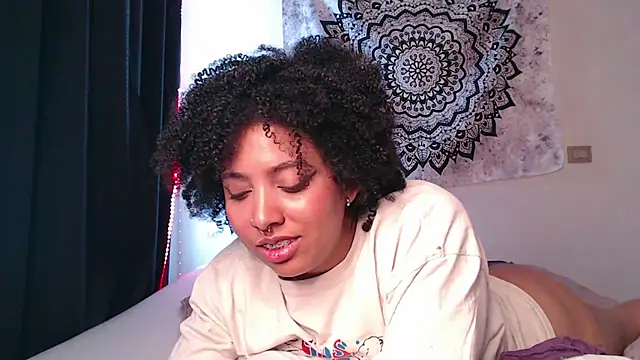 Snapshot of michell_bling1 chatting on December 2024 01:32:02 PM michell bling1 online show from December 2024 01:32:02 PM