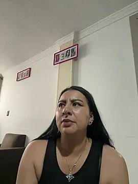 Abril Luv online show from April 2026 01:18:01 PM