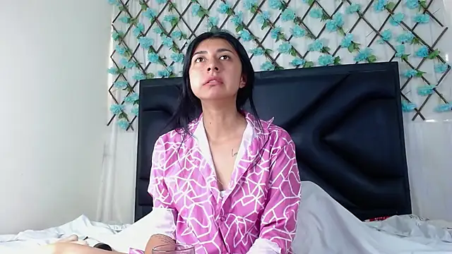 Snapshot of EmmaWilliamss chatting on January 2026 03:37:02 PM EmmaWilliamss online show from January 2026 03:37:02 PM