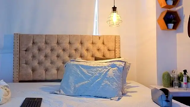 KeryHillson online show from March 2026 01:44:02 PM