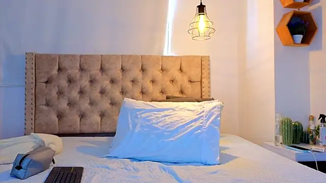 KeryHillson online show from April 2026 01:41:01 PM