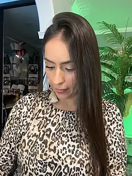 Snapshot of Mau_White chatting on July 2026 01:01:02 AM Mau White online show from July 2026 01:01:02 AM