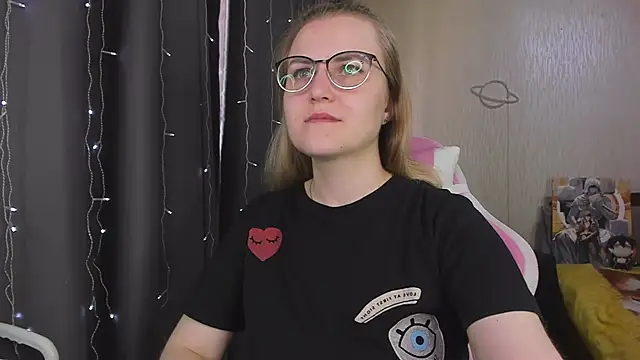 Snapshot of MissBrightShine chatting on June 2026 03:00:01 PM MissBrightShine online show from June 2026 03:00:01 PM