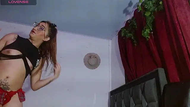 Snapshot of DULCE_ZOE chatting on February 2026 03:51:02 AM DULCE ZOE online show from February 2026 03:51:02 AM