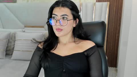 Snapshot of 1m_emily chatting on December 2024 09:16:01 PM . online show from December 2024 09:16:01 PM