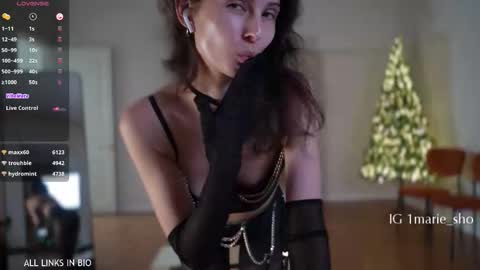 Marie online show from December 2025 07:10:01 PM