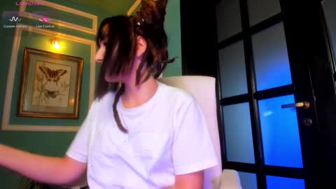 Moona  online show from October 2025 01:47:02 PM