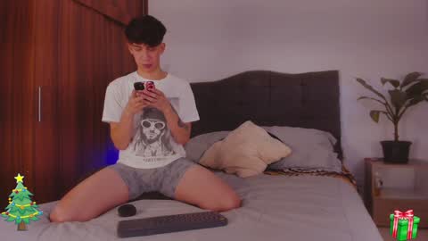 Snapshot of 2gays_1straight chatting on December 2024 08:25:02 PM David and Yoel online show from December 2024 08:25:02 PM