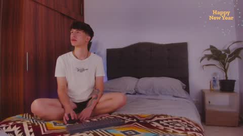 Snapshot of 2gays_1straight chatting on December 2024 09:51:01 PM David and Yoel online show from December 2024 09:51:01 PM