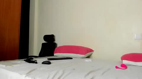 Ariah independent model online show from September 2025 03:40:02 AM