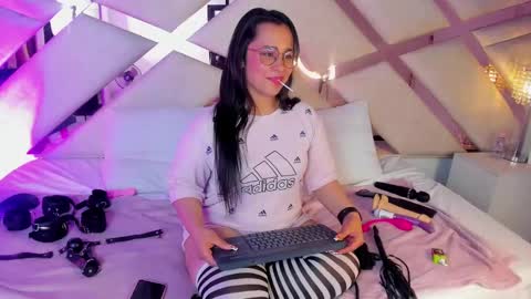 Snapshot of _carolinee_sweet chatting on December 2024 04:14:02 AM Caroline Sweet online show from December 2024 04:14:02 AM
