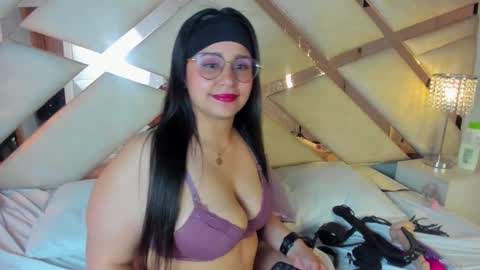 Snapshot of _carolinee_sweet chatting on December 2024 06:43:01 AM Caroline Sweet online show from December 2024 06:43:01 AM