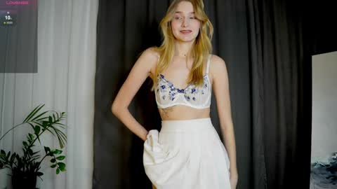 Snapshot of _curlydream_ chatting on March 2025 12:12:01 PM Alice online show from March 2025 12:12:01 PM